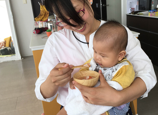 赤ちゃんに食べさせるママ