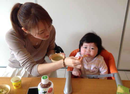 赤ちゃんに食べさせるママ